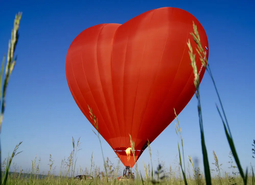 Полёт на воздушном шаре-сердце