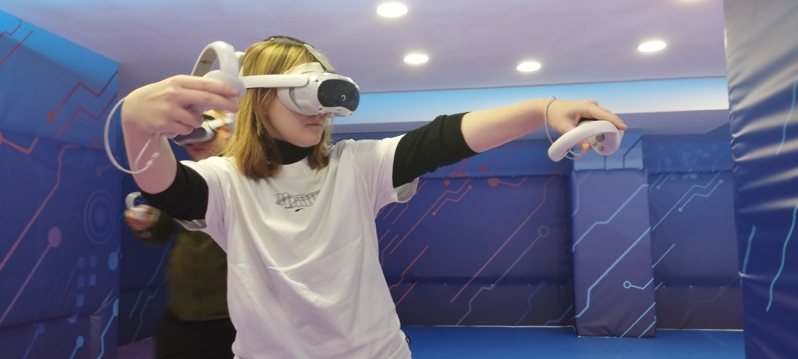 Игра в шлеме виртуальной реальности для компании