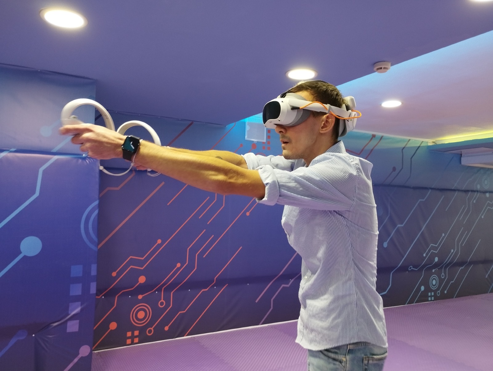 Игра в шлеме виртуальной реальности для компании