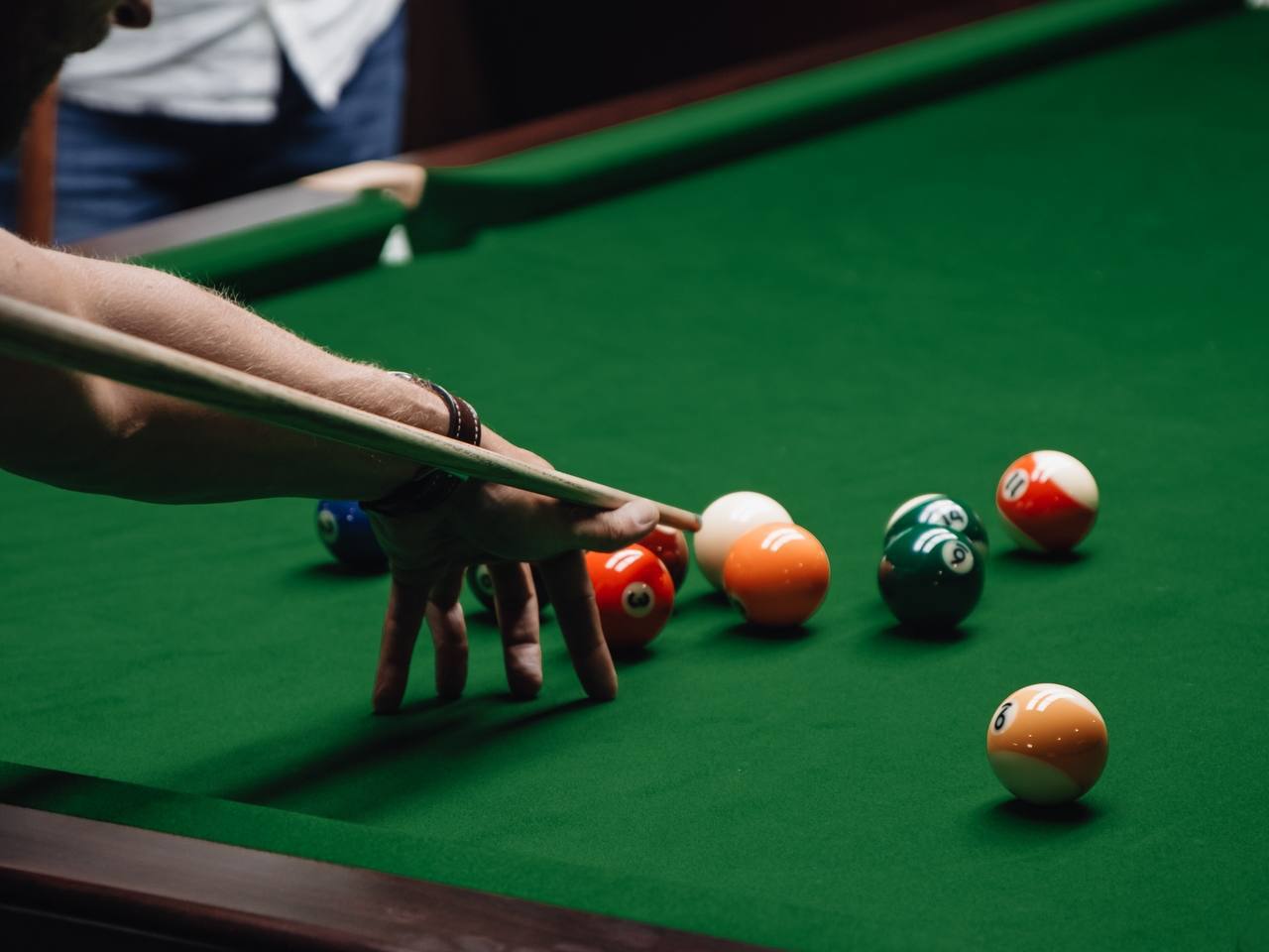 Игра в бильярд для компании