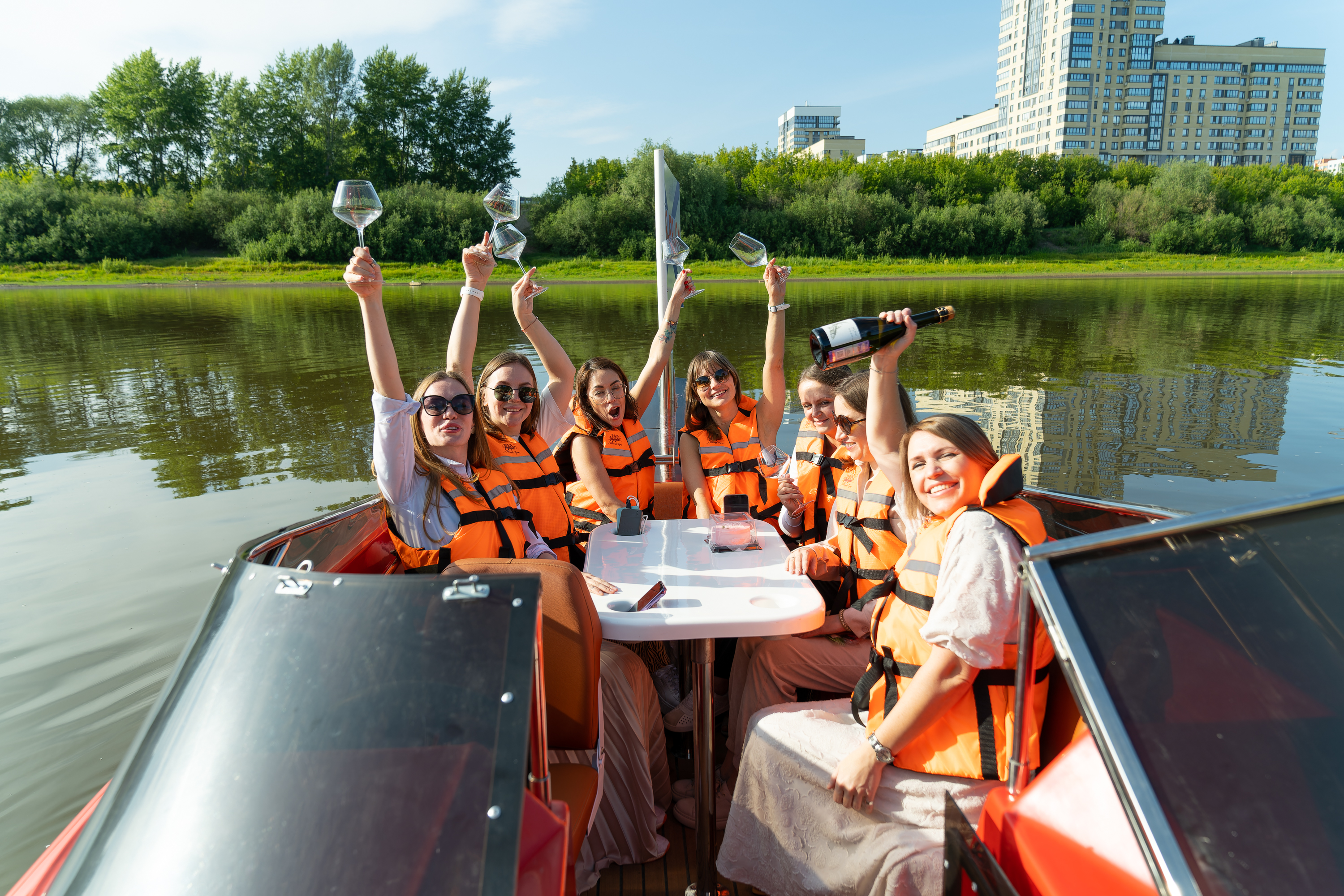 Прогулка с ветерком на катере