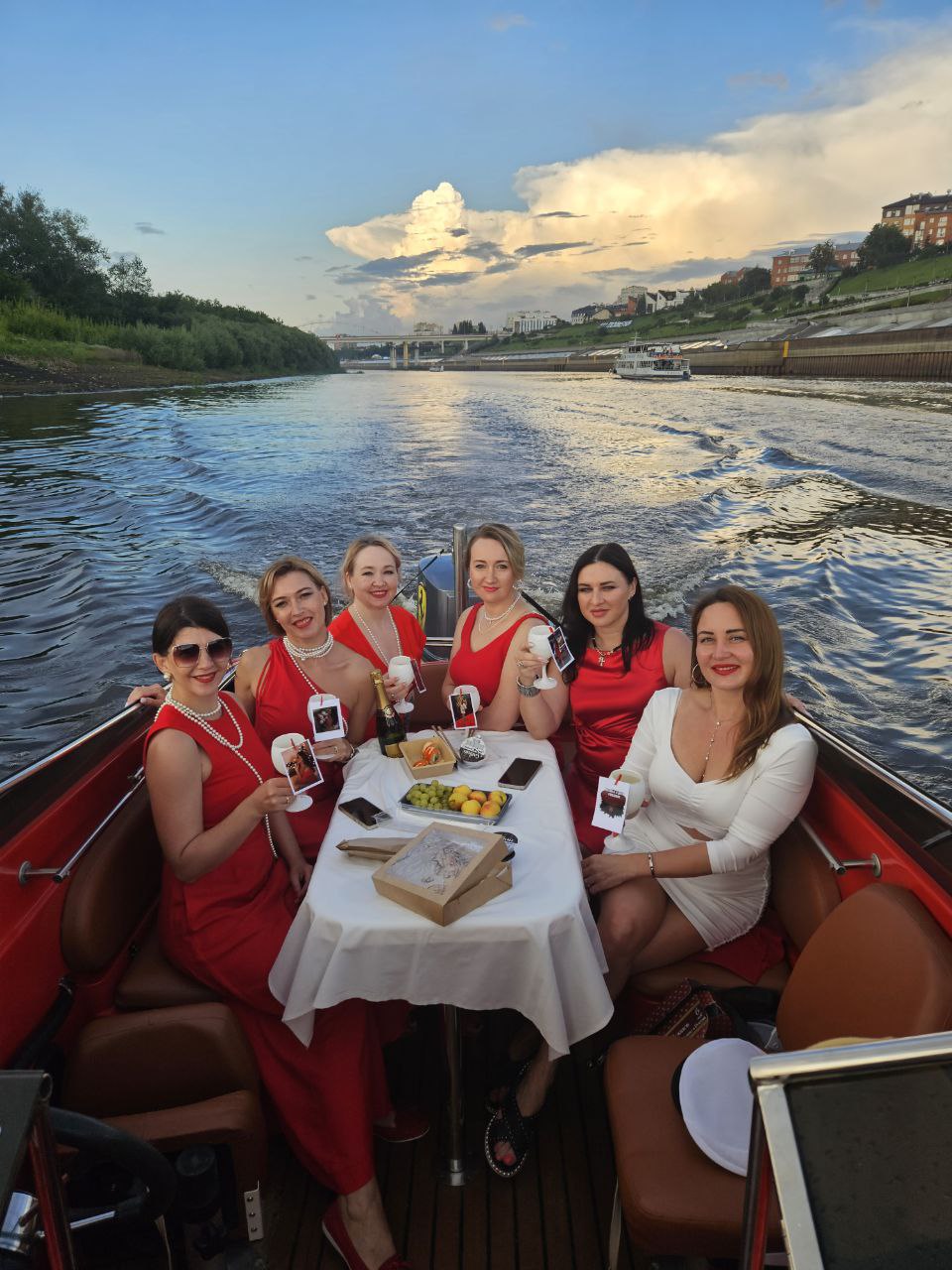 Прогулка с ветерком на катере